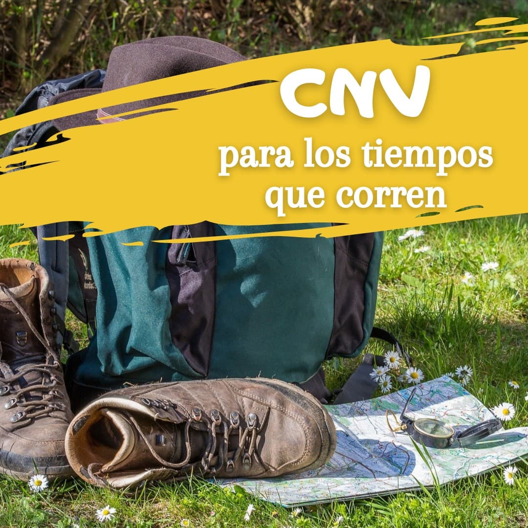 Una mochila, un sombrero, unas botas de montaña y un mapa yacen sobre la hierba con el texto "CNV para los tiempos que corren" sobre una pancarta amarilla.