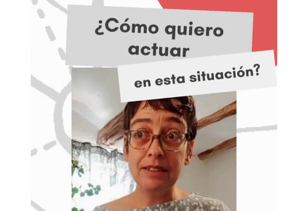 Una persona con gafas mira ligeramente hacia arriba; sobre ella, un texto en español dice: "¿Cómo quiero actuar en esta situación?"-una reflexión clave para entender qué es la comunicación noviolenta. El fondo muestra una ventana y vigas en el techo.