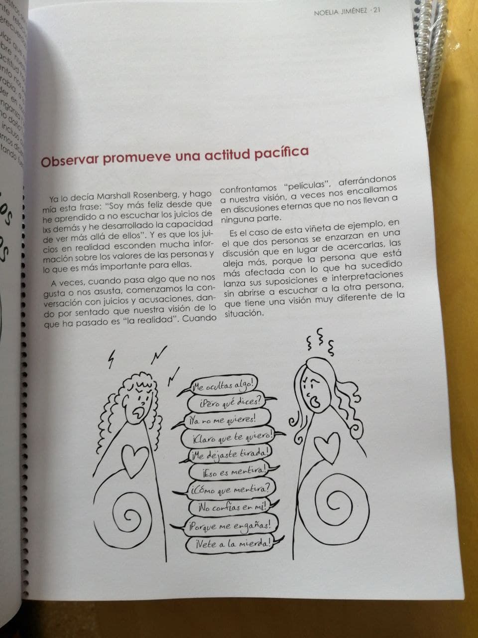 Página de un libro en español titulada "Observar promueve una actitud pacífica" con texto y un dibujo de dos personas, una hablando airadamente y la otra aparentando calma.