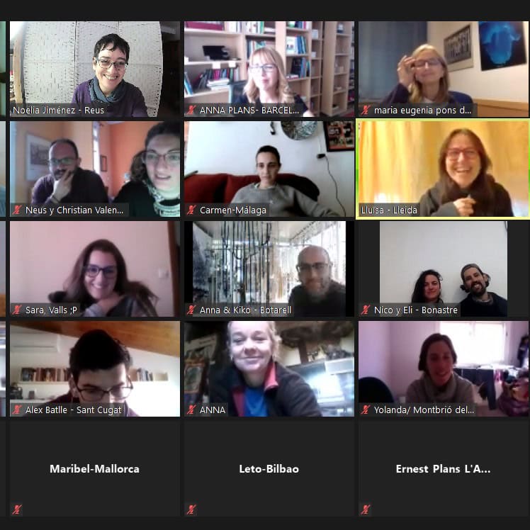 Captura de pantalla de una reunión virtual con quince participantes, cada uno visible en ventanas individuales de videollamada, algunos sonriendo o hablando, la mayoría con los micrófonos silenciados.