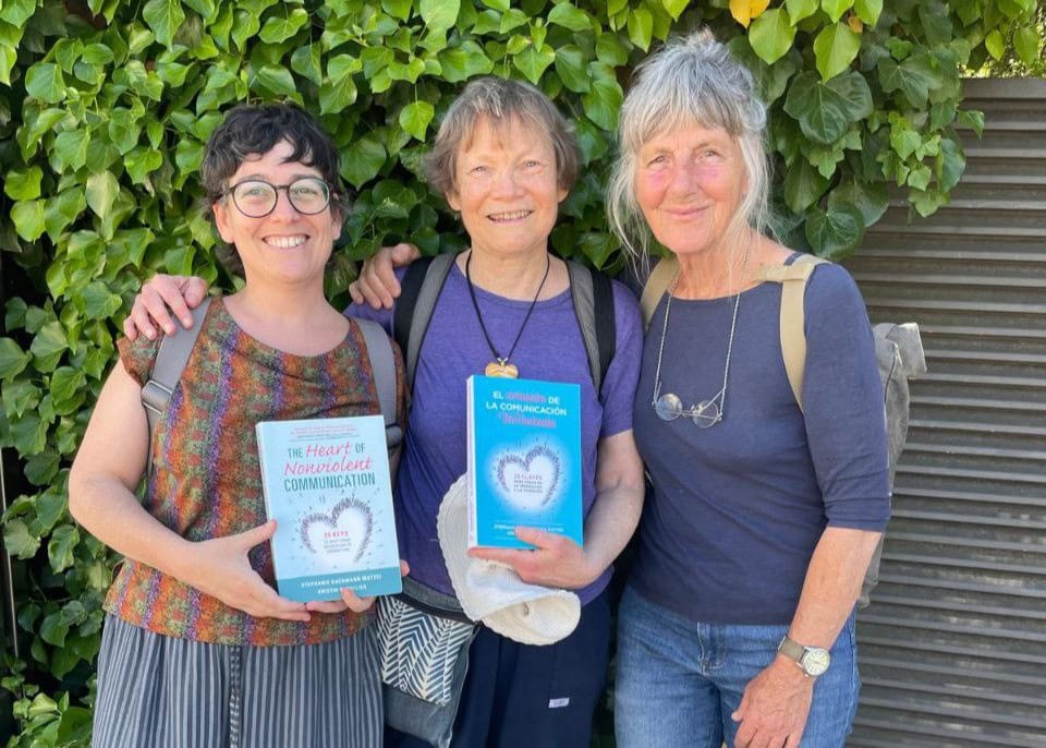 Noelia Jiménez, Helen Adamson y Sílvia Blume (traductora, revisora y editora del libro El corazón de la Comunicación NoViolenta)