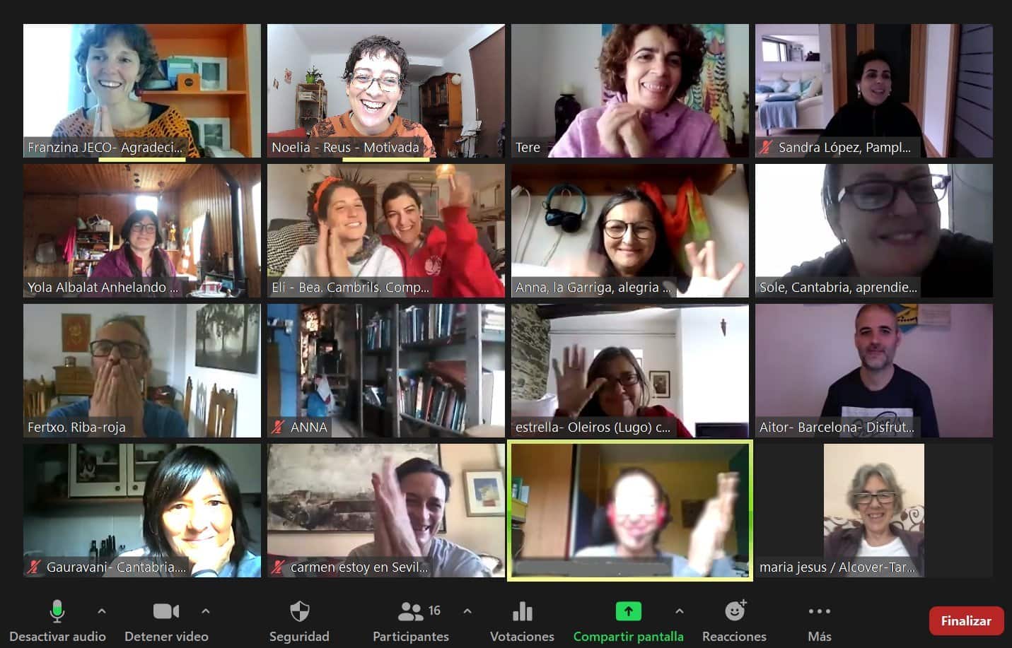 Captura de pantalla de una videollamada de Zoom durante un taller gratuito de comunicación no violenta, con 20 participantes sonriendo o saludando, mostrados en una cuadrícula y los nombres de los usuarios visibles en la parte inferior de cada fotograma de vídeo.