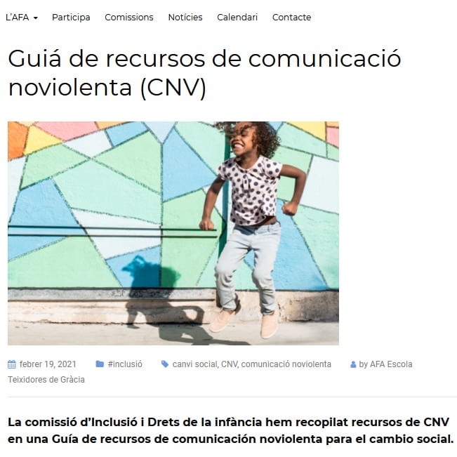 Una joven de pelo rizado salta alegremente delante de un colorido mural geométrico en un día soleado.