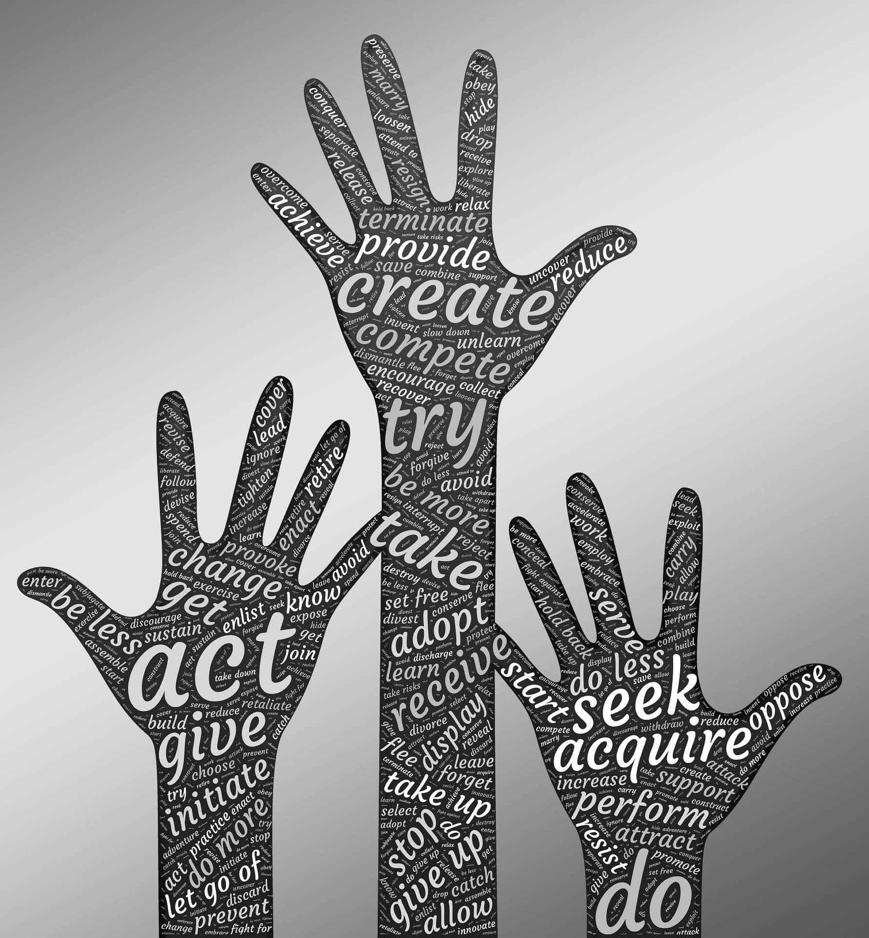Tres manos levantadas contienen palabras motivadoras como "crear", "intentar", "actuar" y "buscar", expuestas en distintos tamaños y orientaciones sobre un fondo en escala de grises.