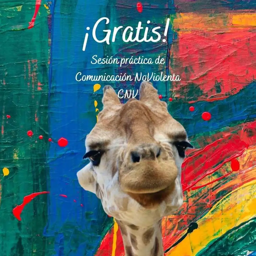 Una cabeza de jirafa delante de un fondo pintado abstracto de colores con texto en español que promueve una sesión gratuita de práctica de la Comunicación No Violenta.