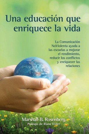 Dos manos sostienen suavemente un pequeño globo terráqueo sobre un fondo verde y borroso. El título del libro en español dice: "Una educación que enriquece la vida", de Marshall B. Rosenberg.
